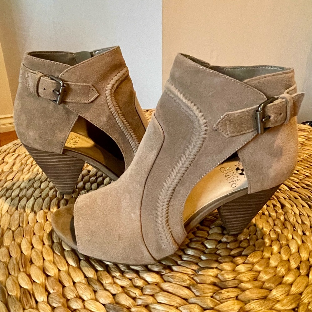 Vince Camuto “Ennley” Bootie - Picture 4 of 6